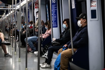 El metro de Madrid, el 4 de mayo de 2020, el primer día de uso obligatorio de mascarillas en el transporte público en España durante la pandemia de covid.