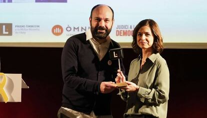 Marta Orriols recibe el premio Òmnium a la Mejor Novela del Año de manos del vicepresidente de la entidad, Marcel Mauri.