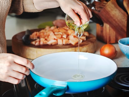 Preparando un pollo masala con aceite suave.