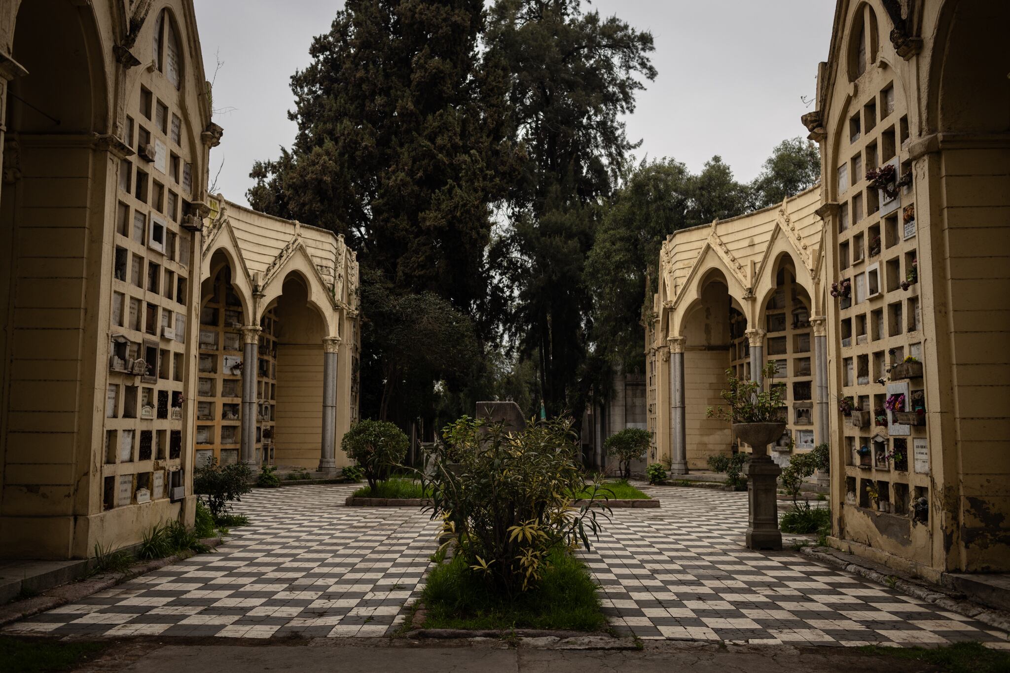 Uno de los numerosos pasillos del Cementerio General en Santiago de Chile, el 21 de Agosto de 2024.