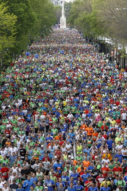 Los participantes del Maratón de Madrid, alrededor de 20.000 atletas, tras tomar la salida en la plaza de Colón el 22 de abril de 2012.