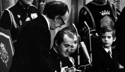 El Rey Juan Carlos procede a la sanción de la Constitución en el Parlamento ante la Reina y el Príncipe Felipe.