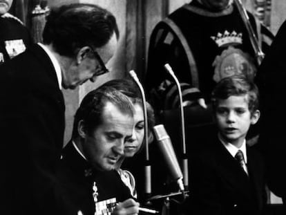 El Rey Juan Carlos procede a la sanci&oacute;n de la Constituci&oacute;n en el Parlamento ante la Reina y el Pr&iacute;ncipe Felipe.