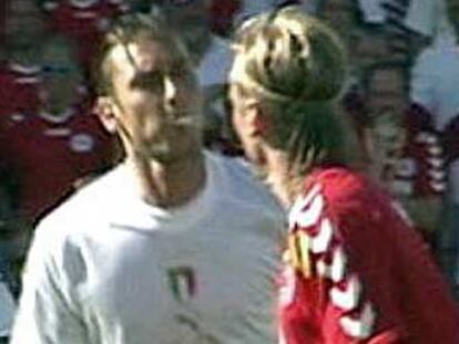 Instante en que Totti escupe a Poulsen.