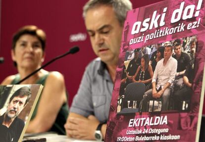 Los dirigentes de Sortu, Marije Fullaondo y Joxean Agirre, durante la rueda de prensa que han ofrecido en San Sebastián.