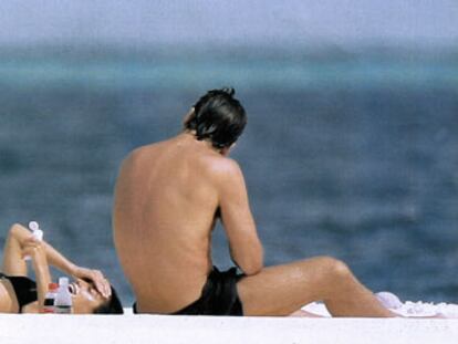 Penélope Cruz tumbada al sol junto a Javier Bardem.
