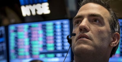 Un trader en el parqu&eacute; del NYSE cavilando acerca de cotizaciones, dividendos o de sus cosas.