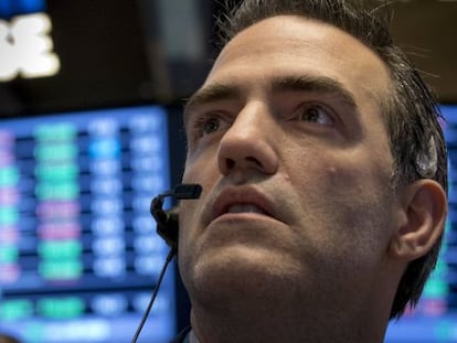 Un trader en el parqu&eacute; del NYSE cavilando acerca de cotizaciones, dividendos o de sus cosas.