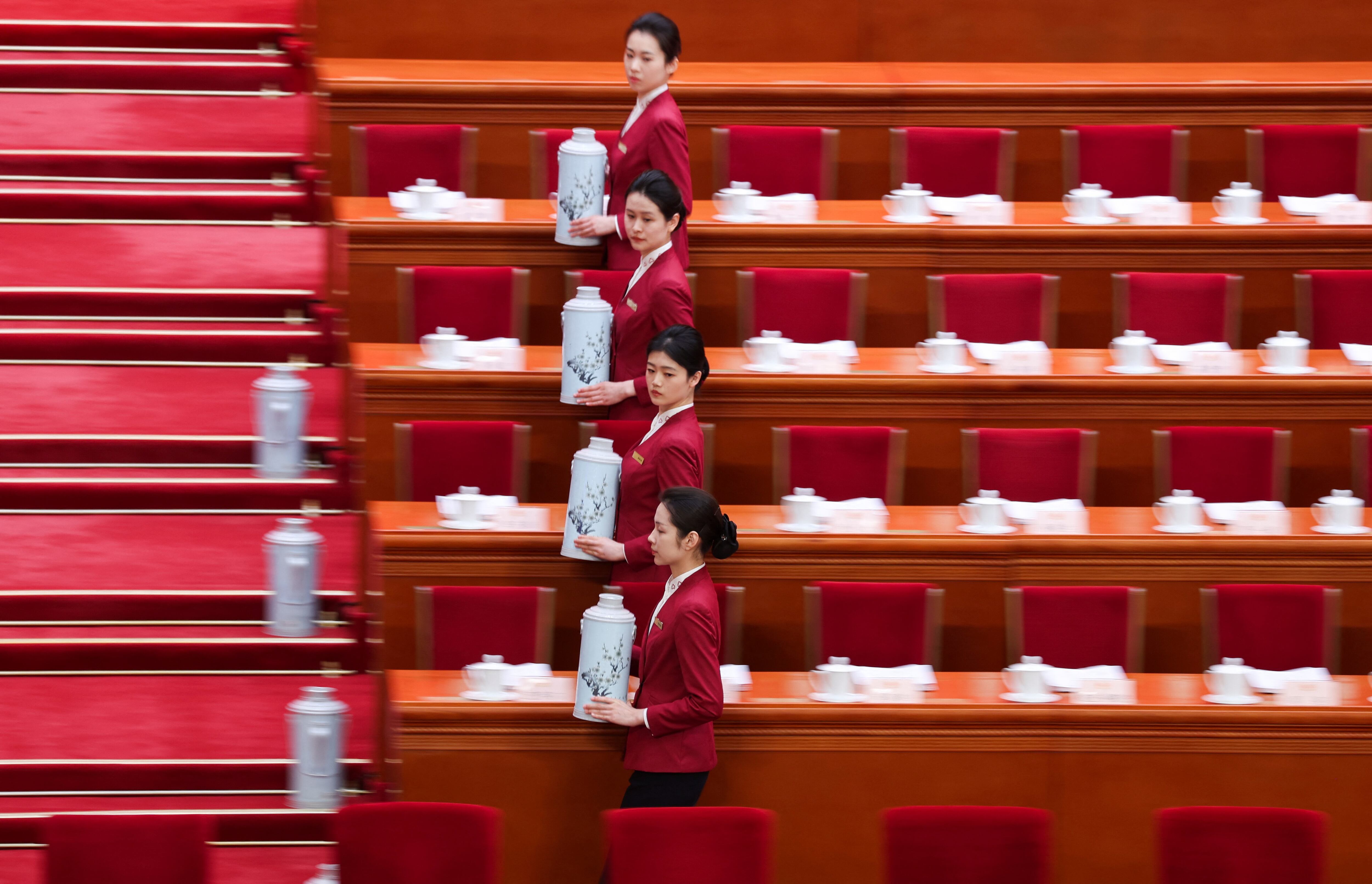Los asistentes se preparan para servir té antes de la sesión inaugural del Congreso Nacional del Pueblo en el Gran Salón del Pueblo en Pekín, China, este martes.