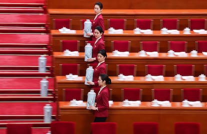 Los asistentes se preparan para servir té antes de la sesión inaugural del Congreso Nacional del Pueblo en el Gran Salón del Pueblo en Pekín, China, este martes.