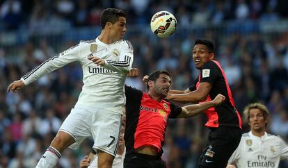Cristiano se eleva para cabecear un balón ante la presión del Almería.