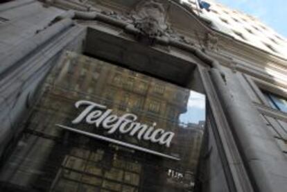 Logotipo de Telefónica en la sede de Gran Vía.