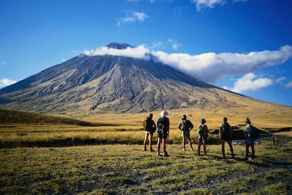 Elefantes, rinocerontes negros, leones y gacelas cohabitan junto al ser humano los 8.292 kilómetros de extensión de la caldera volcánica de Ngorongoro, al noreste de Tanzania, Área de Conservación por la que pasan, además, miles de especies de vida silvestre migratoria del ecosistema de Serengeti Mara (a 180 kilómetros de distancia). A 2.962 metros del altitud se yergue el estratovolcán Oldoinyo Lengai (en la foto), el único activo de la región. Más información: <a href="http://www.ngorongorocrater.org/" target="">www.ngorongorocrater.org</a>