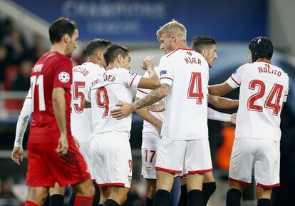 Los jugadores de Sevilla celebran la anotación de un gol.
