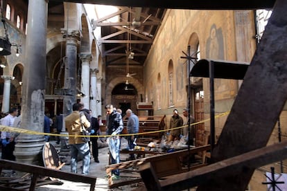 Agentes de la policía egipcia investigan en el interior de la catedral copta de San Marcos de El Cairo tras el atentado terrorista.