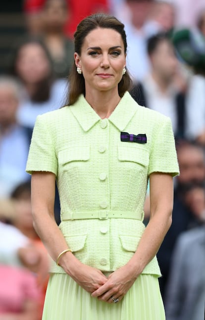 Es el primer año que Middleton es Princesa de Gales, es decir, que está llamada a ser reina de Inglaterra (está por ver si de pleno derecho o consorte) y por eso todos sus gestos diplomáticos y su presencia prominente en grandes actos oficiales tienen una dimensión casi política. La extraordinaria sensibilidad que ha mostrado hacia el rendimiento deportivo de las finalistas femeninas hace ver que Middleton quiere presentarse ante el público como una royal sensible, empática y preocupada por los momentos de gloria que tengan lugar sobre suelo británico, en especial en torneos tan representativos del espíritu nacional como este. En esa clave se puede interpretar la emoción con la que contempló el reñidísimo partido entre la checa Marketa Vondrousova y la tunecina Ons Jabeur.