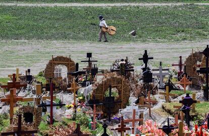 Un músico camina por el cementerio municipal de Valle de Chalco (México). El país ha superado este martes la barrera de los 400.000 casos de coronavirus, una cifra que ha alcanzado con casi 45.000 muertes confirmadas a causa de la covid-19, según el último balance ofrecido por las autoridades sanitarias mexicanas.
