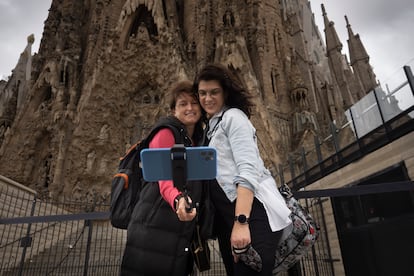 Dos turistas vascas se fotografían delante de la Sagrada Familia en Barcelona, el pasado 17 de mayo. 
