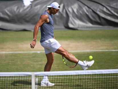 Nadal da toques a una pelota durante el entrenamiento, ayer en Wimbledon.