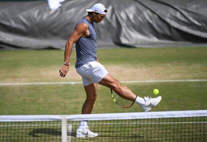 Nadal da toques a una pelota durante el entrenamiento, ayer en Wimbledon.