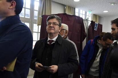 El líder de Francia Insumisa, Jean-Luc Mélenchon, antes de votar en París.