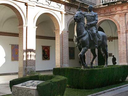 La estatua del dictador Francisco Franco preside el patio de la capitanía de Valencia