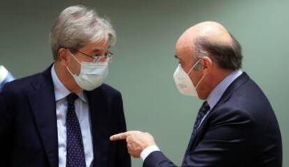 El comisario europeo de Economía, Paolo Gentiloni y el vicepresidente del BCE, Luis de Guindos (dcha.) asisten a la reunión del Ecofin.