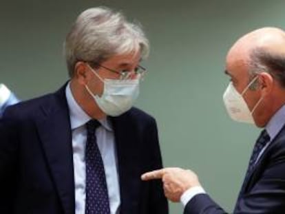 El comisario europeo de Economía, Paolo Gentiloni y el vicepresidente del BCE, Luis de Guindos (dcha.) asisten a la reunión del Ecofin.