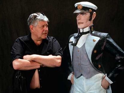 Hugo Pratt, junto a su personaje Corto Maltés.