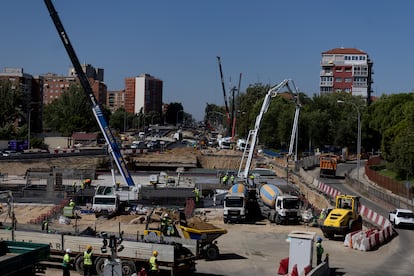 Trabajadores durante las obras de la A-5, este martes.