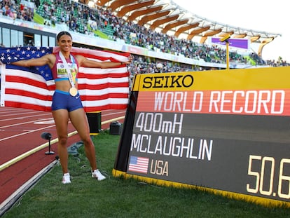 La estadounidense Sydney McLaughlin posa junto a la nueva marca en que ha dejado el récord de 400m vallas, este viernes, en Oregón.