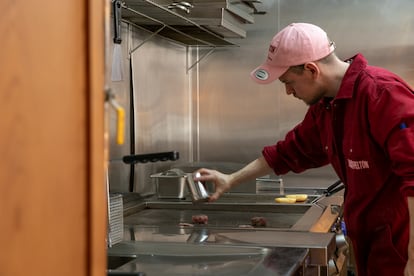 Un cocinero prepara una hamburguesa en Kricky Pelton, en una foto cedida por el local.