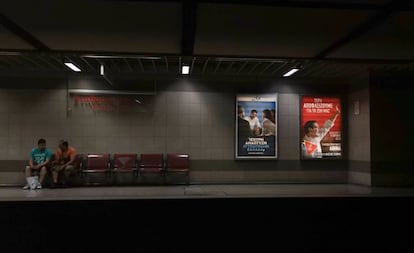 Carteles electorales de Syriza y Nueva Democracia en el metro de Atenas.