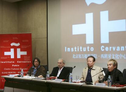 De izquierda a derecha, el poeta chino Xi Chuan, el argentino Juan Gelman, el catedrático hispanista Zhao Zhenjiang y la directora del Instituto Cervantes en Pekín, Inma González Puy, durante el acto celebrado este martes.