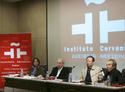 De izquierda a derecha, el poeta chino Xi Chuan, el argentino Juan Gelman, el catedrático hispanista Zhao Zhenjiang y la directora del Instituto Cervantes en Pekín, Inma González Puy, durante el acto celebrado este martes.