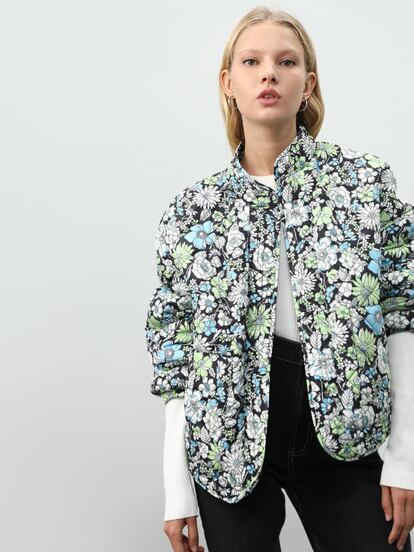 Lefties demuestra que una bomber todavía puede sorprendernos y lo hace con este modelo acolchado y estampado de flores.

22,99€