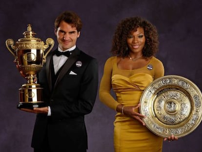 Federer y Williams con sus trofeos de Wimbledon