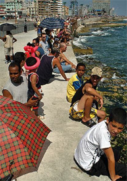 Numerosos cubanos acuden al Malecón para combatir la ola de calor.