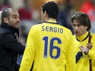 Guardiola da órdenes a Busquets y a Maxwell.