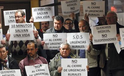 Mayors and councilors from municipalities in Castilla la Mancha protest against the closure of 24-hour medical centers earlier this year.