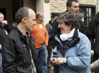 Josu Juaristi conversa con Laura Mintegi, durante su visita a la fiesta de San Prudencio.