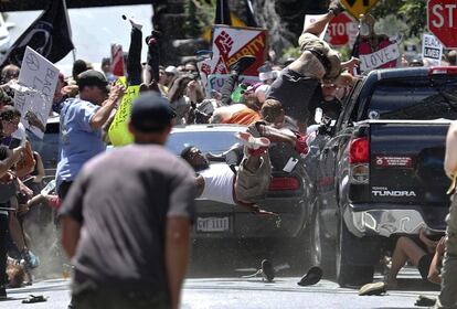 Un coche atropelló a un grupo de manifestantes que protestaban contra una marcha de nacionalistas blancos en Charlottesville, el 12 de agosto de 2017.