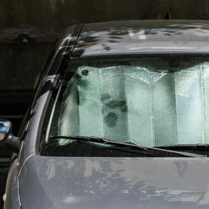 Barato pero dañino: el tipo de parasol para el coche que ningún conductor debería usar