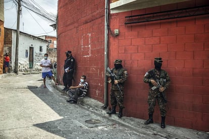 Detenciones por violar la cuarentena en la comunidad de Las Palmas, en San Salvador.