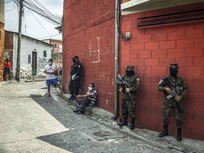 Detenciones por violar la cuarentena en la comunidad de Las Palmas, en San Salvador.