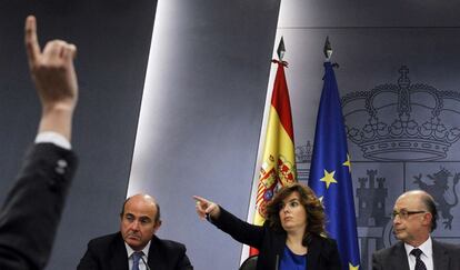 La vicepresidente Santamaria responde a las preguntas en la rueda de prensa.