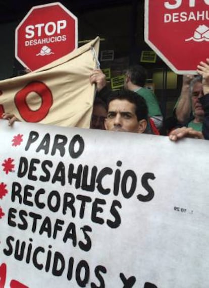 Protesta de la Plataforma de Afectados por las Hipotecas (PAH) a las puertas de la sede central del Banco Sabadell en Alicante, donde han exigido la suspensión de los procesos judiciales de ejecución hipotecaria, subastas, desahucios y embargos de viviendas.