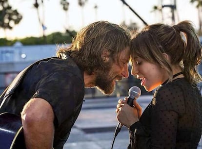 Lady Gaga y Bradley Cooper un una escena de la película 'Ha nacido una estrella'.