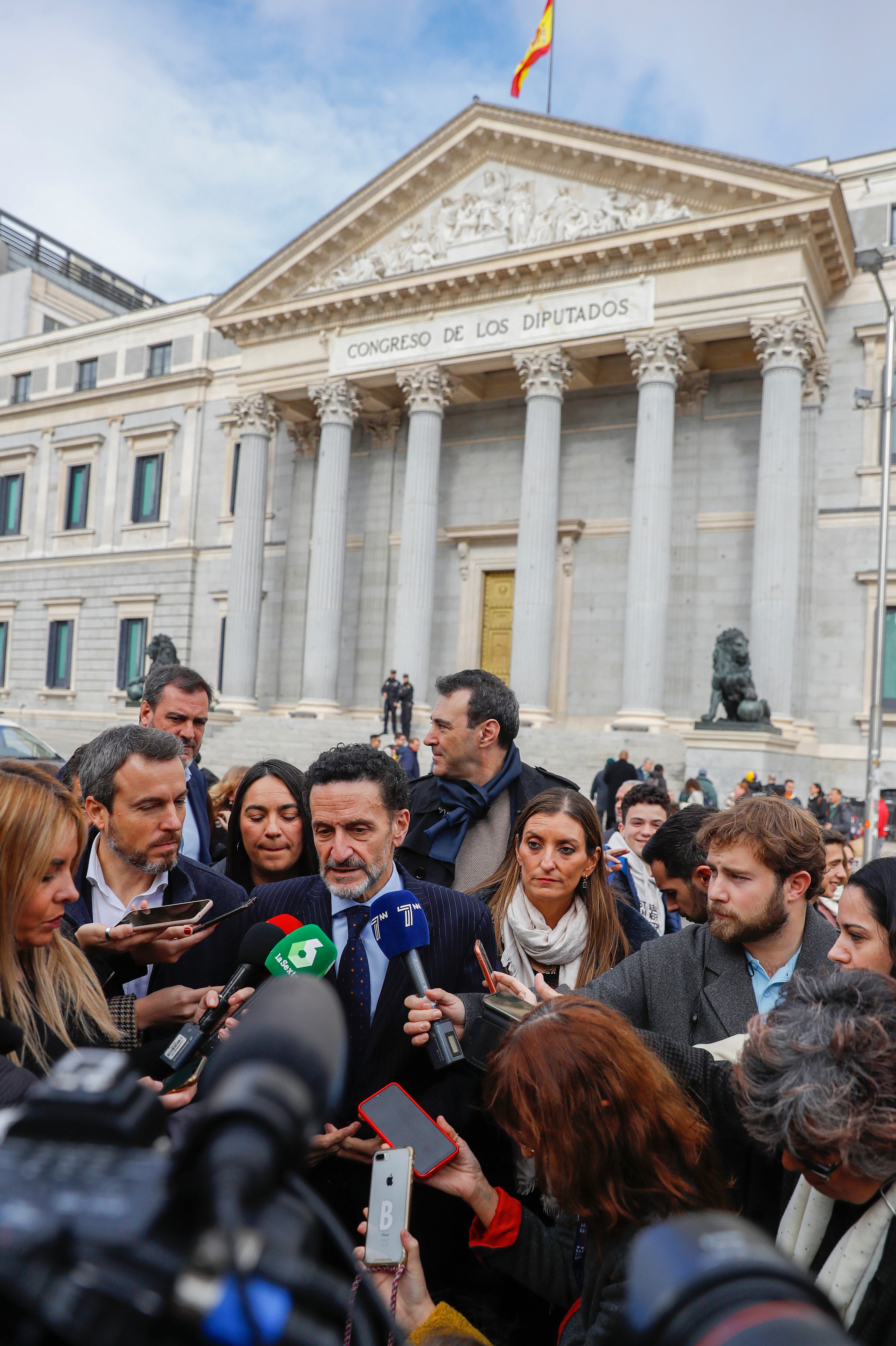 Edmundo Bal atiende a los medios frente al Congreso de los Diputados.