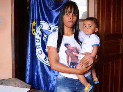 Pamela Gabrielle e o filho de Eros Dátilo, torcedor do Cruzeiro morto no Mineirão.